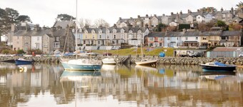 Cottage on the harbour front with sea and mountain views in glorious Snowdonia
