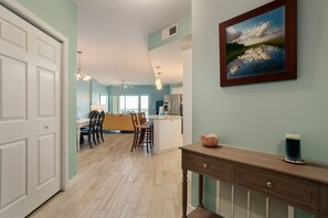 Eine geräumige Küche mit Essbereich, einem Holztisch und einem Bild an der Wand.