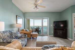 テレビ、書庫、ステレオ