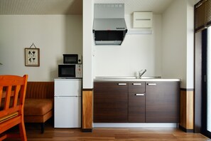 Suite Deluxe | Cuisinette privée | Réfrigérateur, four à micro-ondes, surface de cuisson, cafetière-théière