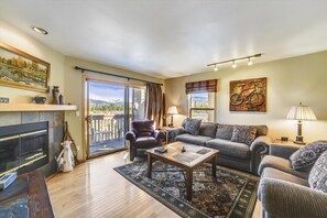 Living room - Lagoon 736d 2 Bedroom Townhouse by RedAwning (Frisco)