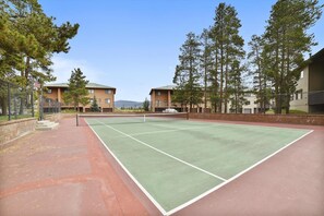 Casa de ciudad, 2 habitaciones | Cancha deportiva