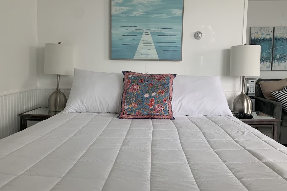 Habitación estándar, vista al puerto | 1 habitación, decoración personalizada y muebles diferentes