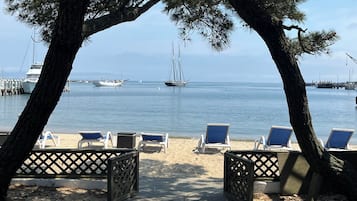Privatstrand, Liegestühle, Sonnenschirme, Strandtücher