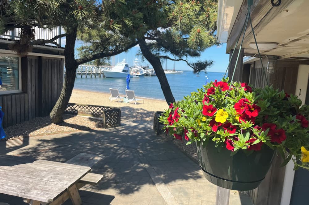 Vineyard Harbor Motel - Private Beach