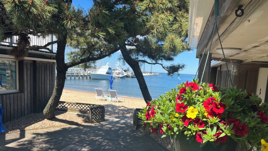 Vineyard Harbor Motel - Private Beach