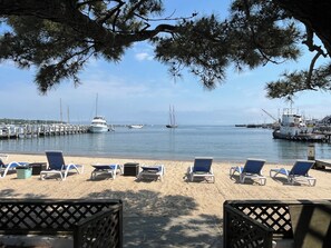 Private beach, sun-loungers, beach umbrellas, beach towels - Vineyard Harbor Motel - Private Beach (Vineyard Haven)