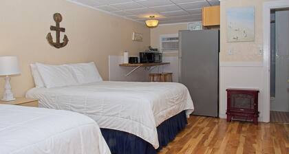 Vineyard Harbor Motel - Private Beach
