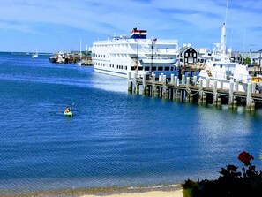 Private beach, sun-loungers, beach umbrellas, beach towels - Vineyard Harbor Motel - Private Beach (Vineyard Haven)