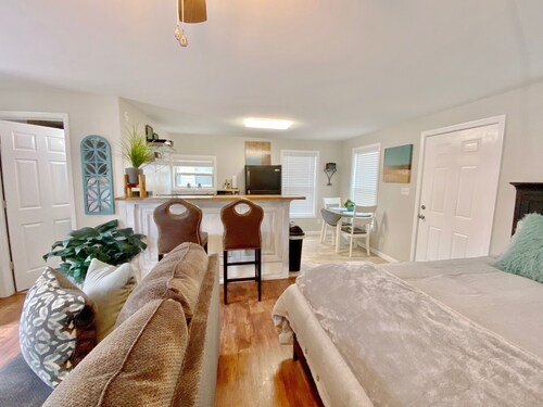 Furnished Blue door Studio home central- near restaurants, shopping and Lake