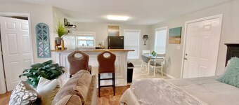 Furnished Blue door Studio home central- near restaurants, shopping and Lake