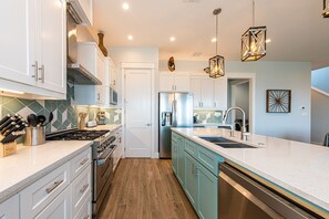 Køleskab, mikrobølgeovn, ovn, kogeplade