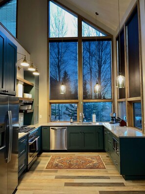 Jääkaappi, mikroaaltouuni, uuni, liesi