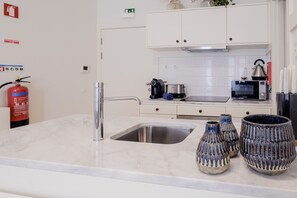 Køleskab, mikrobølgeovn, ovn, kogeplade