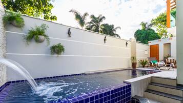 Piscine extérieure, chaises longues