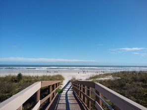Plage, chaises longues
