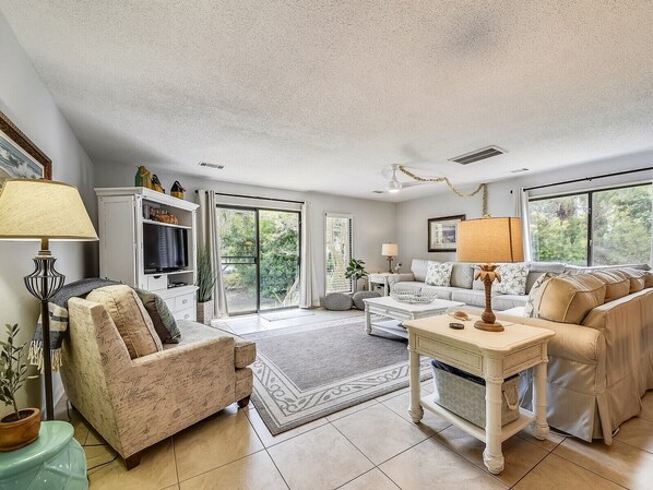 Televisión, reproductor de DVD y bocina smart 