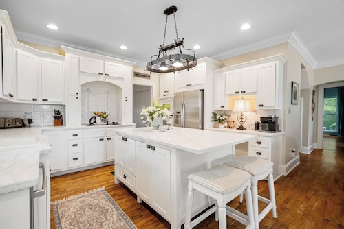 French Farmhouse-Leipers Fork- Countryside -Views!