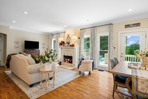 Smart-TV, Kamin, Bücher, Musikbibliothek