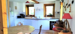 Køleskab, mikrobølgeovn, ovn, kogeplade