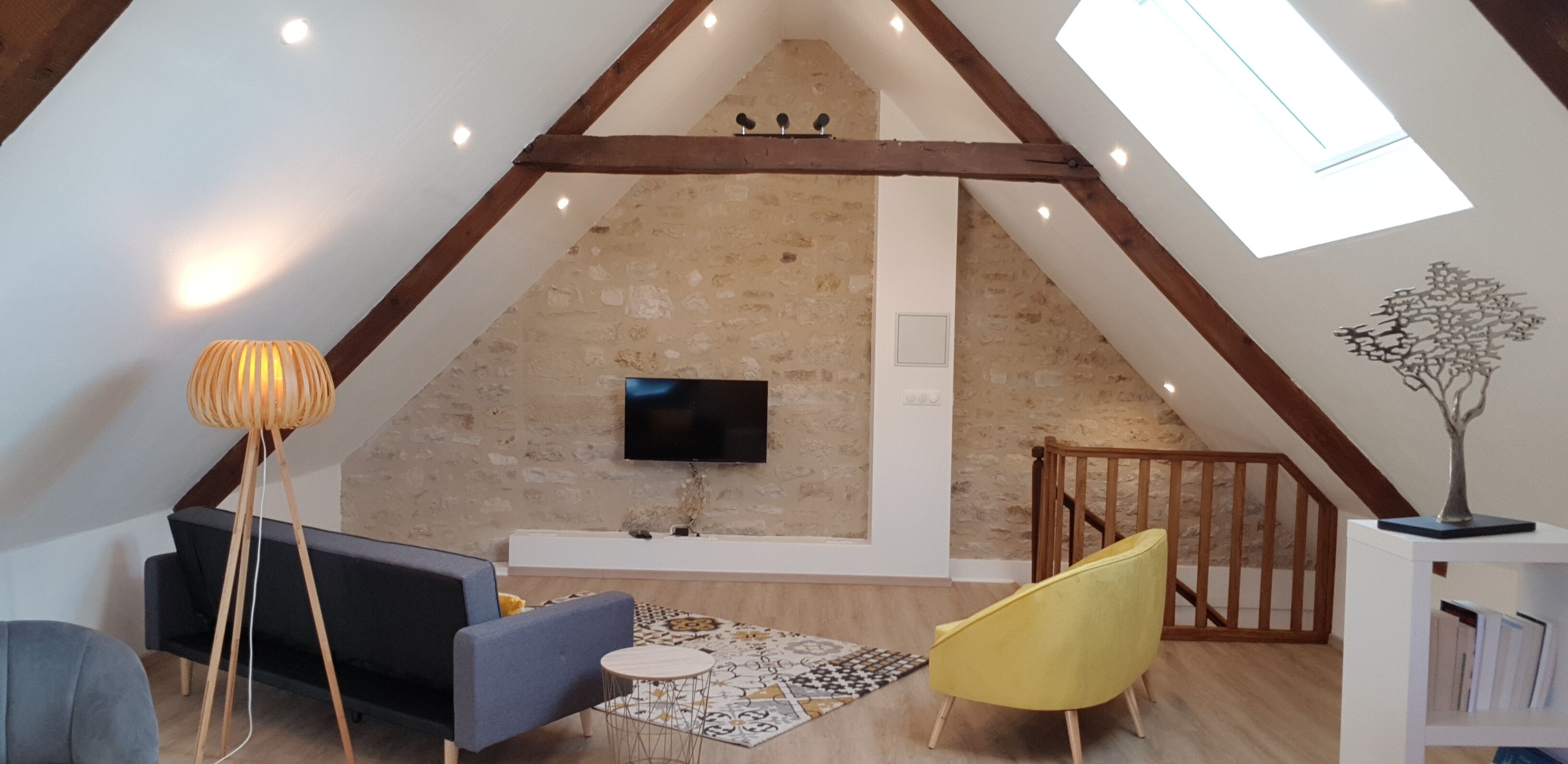 Een televisie, een open haard en boeken