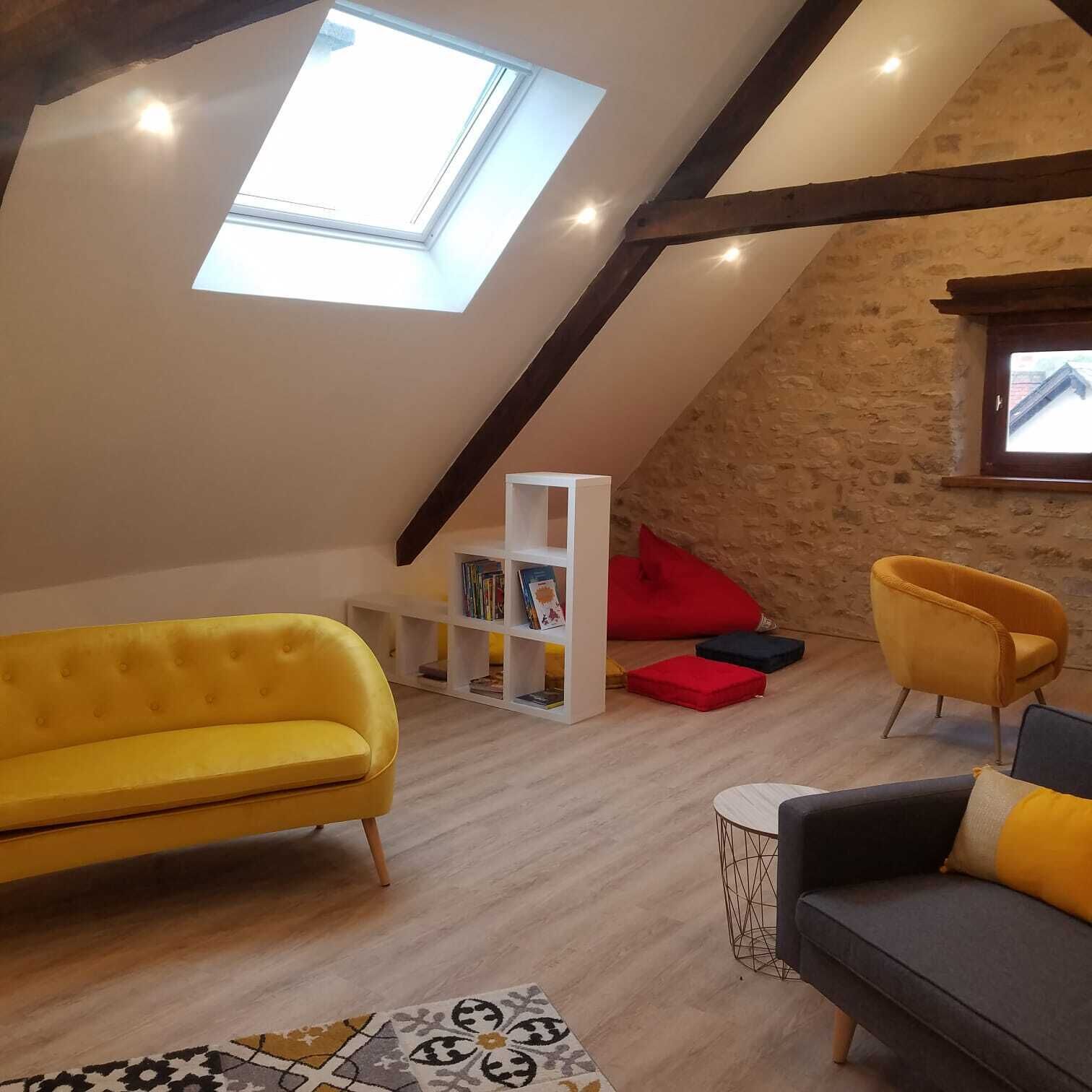 Televisión, chimenea y libros 