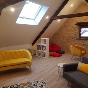 Télévision, cheminée, livres