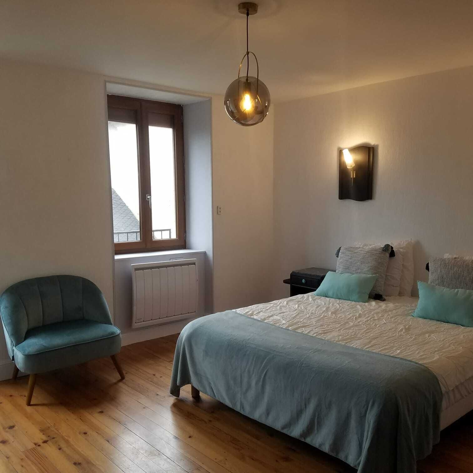 3 slaapkamers, een strijkplank/strijkijzer, reisbedje, gratis wifi