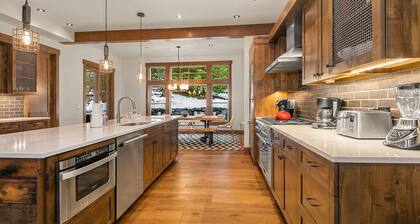 Luxurious Modern Mountain Home! Perfect for Families or Adult Couples