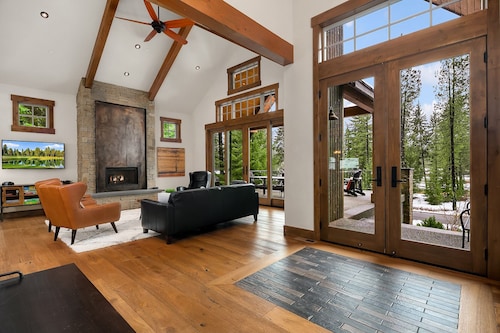 Luxurious Modern Mountain Home! Perfect for Families or Adult Couples