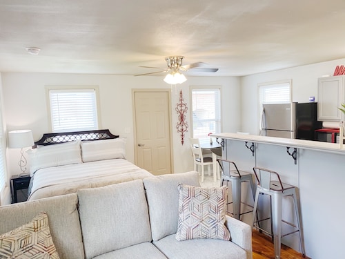 Furnished Red Studio central location near restaurants, Lake & shopping