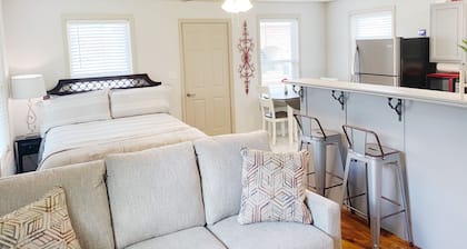 Furnished Red Studio central location near restaurants, Lake & shopping