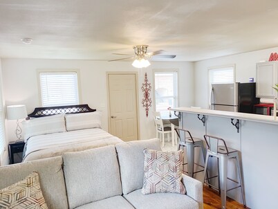 Furnished Red Studio central location near restaurants, Lake & shopping