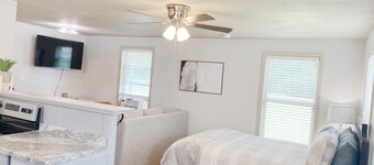 Furnished Red Studio central location near restaurants, Lake & shopping