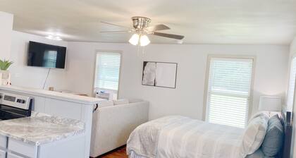 Furnished Red Studio central location near restaurants, Lake & shopping