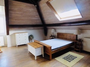 3 bedrooms, iron/ironing board, WiFi, bed sheets
