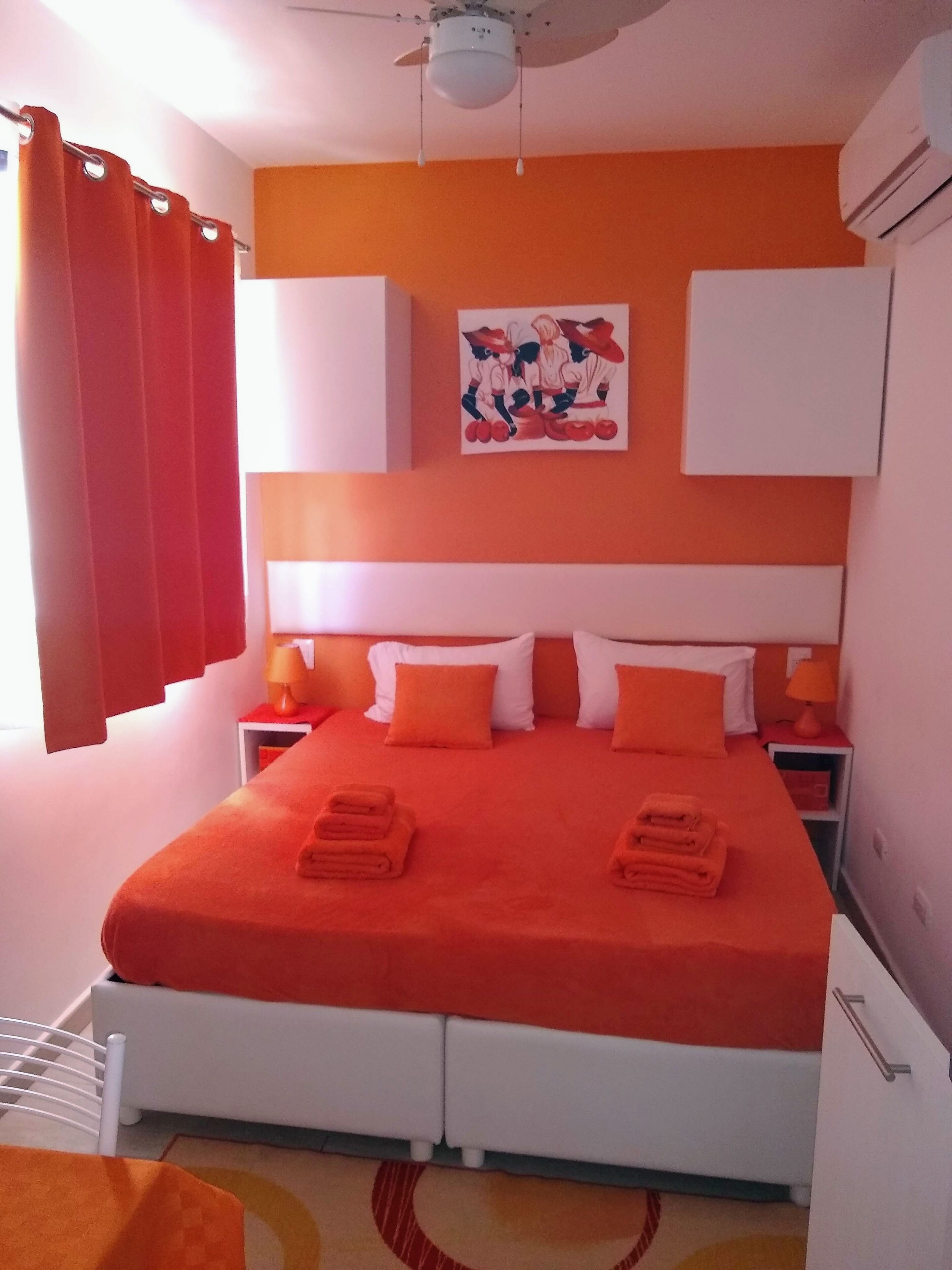 1 slaapkamer, een strijkplank/strijkijzer, wifi