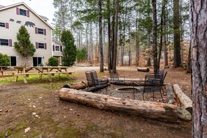 Outdoor dining - Bear Brook Lodge - Large house with pool (Bartlett)