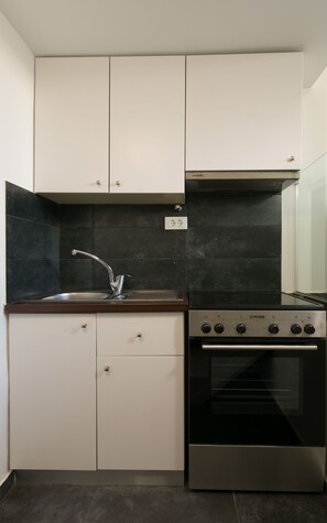 Kühlschrank, Ofen, Wasserkocher mit Kaffee-/Teezubehör