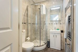 Kombinert dusj/badekar, hårføner og håndklær