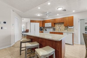 ثلاجة، ميكروويف، فرن، موقد طهي مسطح