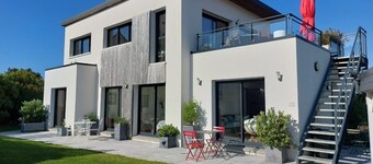 New, bright, spacious house. 150 m from the beach and 400 m from the port. 8 beds