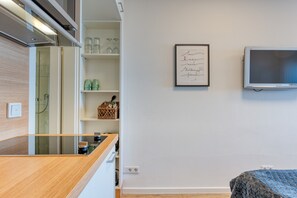 Fridge, microwave, stovetop, dishwasher - Alte Teestube W70- Modern one-room apartment for up to 2 people. The small and cute approx. 13 square meter apartment in the "Alte Teestube. (Norderney)