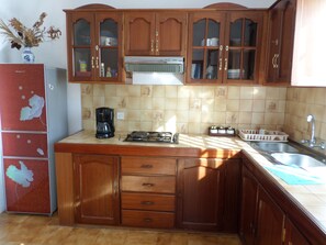 Kjøleskap, mikrobølgeovn, kokeplater og kaffetrakter/tekoker