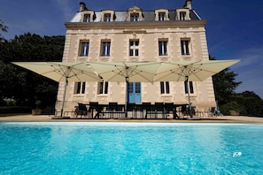 Outdoor pool, a heated pool - "Château de La Ronce" (Pamproux)