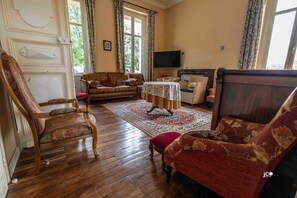 TV, table tennis, books, stereo - "Château de La Ronce" (Pamproux)