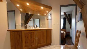 10 bedrooms, iron/ironing board, WiFi