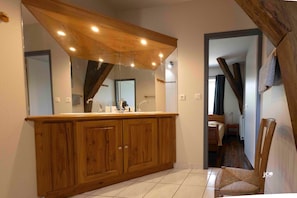 10 bedrooms, iron/ironing board, WiFi - "Château de La Ronce" (Pamproux)