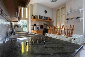 Fridge, microwave, oven, stovetop - "Château de La Ronce" (Pamproux)