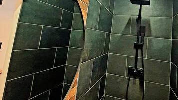 Douche, sèche-cheveux, serviettes fournies, savon